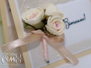 Весільна листівка з тисненням та штучними трояндами