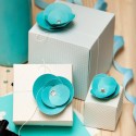 Декор для вечірки – подарункові коробочки із квітами у блакитних тонах