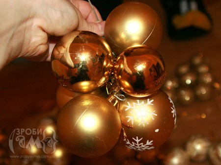 Як зробити новорічний віночок із кульок на ялинку