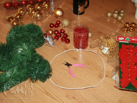 Як зробити новорічний віночок із мішури, дроту та ялинкових прикрас