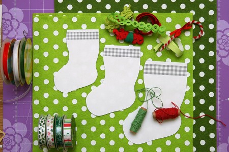 Новорічний домашній декор - мініатюрні шкарпетки для солодощів