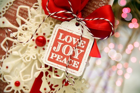 Новорічні листівки із колекції Christmas Village а ножів Spellbinders. Листівка Love Joy Peace