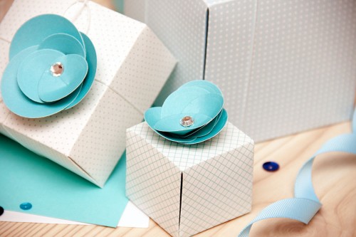 Декор для вечірки - подарункові коробочки із квітами у блакитних тонах