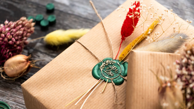 Wax Seals Gift Wrap with Spellbinders and Yana Smakula. Video