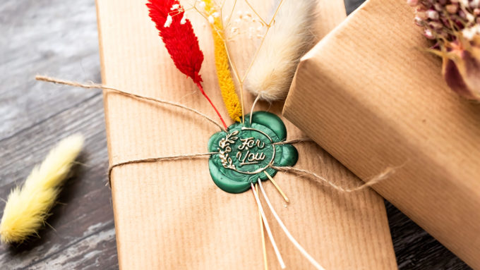 Wax Seals Gift Wrap with Spellbinders and Yana Smakula. Video