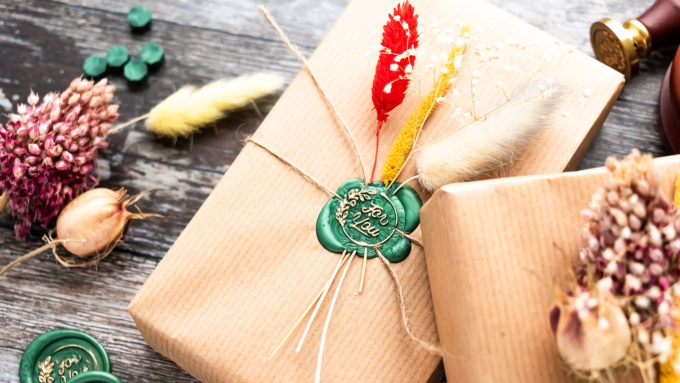 Wax Seals Gift Wrap with Spellbinders and Yana Smakula. Video