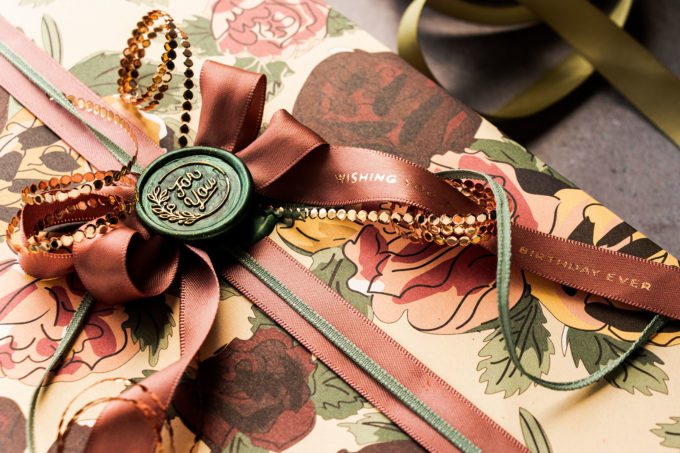 Gift Wrapping with Spellbinders, Vivant & Pepin Press. Video